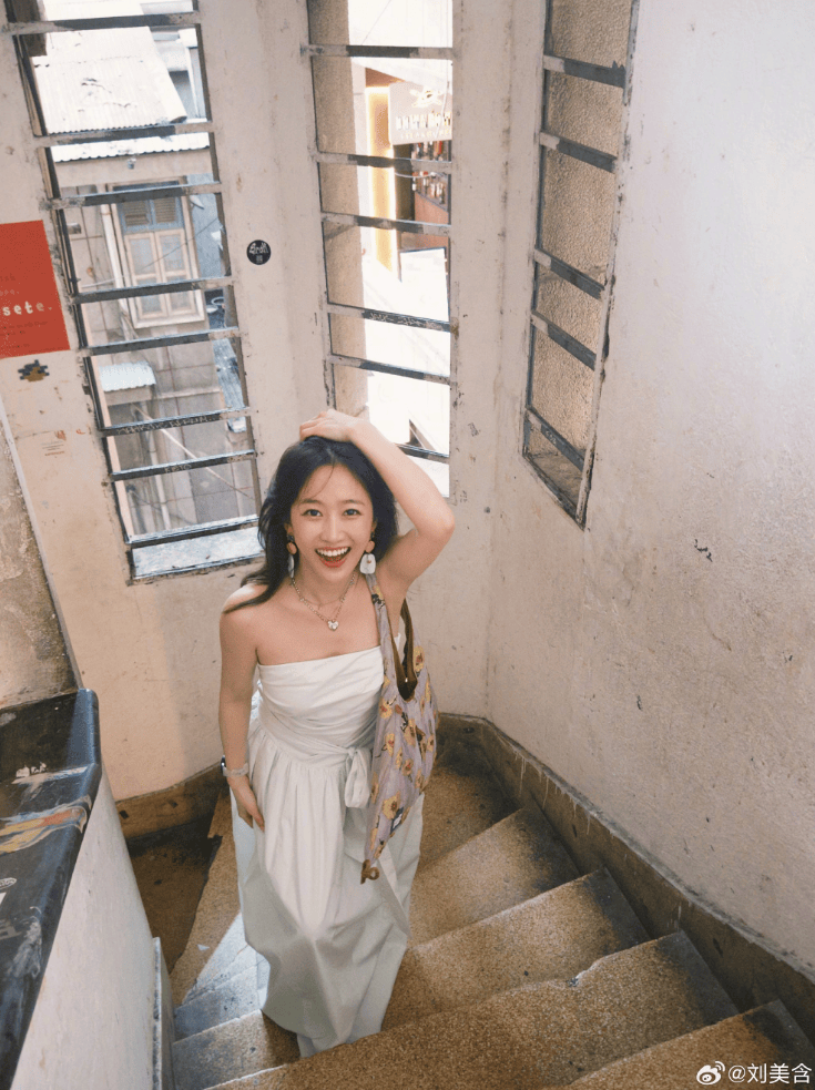 演员刘美含的二手集市被曝售假，工作人员向消费者致歉：没有仔细核查