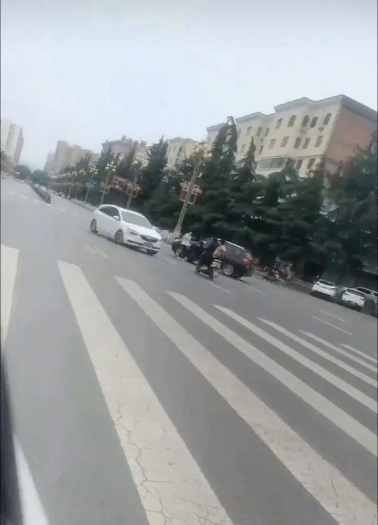 宝鸡一社区书记闹市飞车追撞女子，警方通报：因个人纠纷驾车故意冲撞，嫌疑人被刑拘